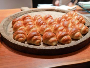 行列もできる白トリュフの塩パン