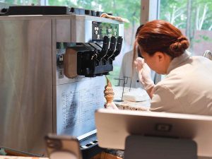 こだわりのミルクでつくる濃厚なソフトクリームも絶品
