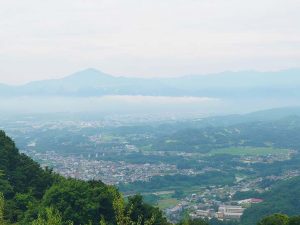 山頂付近からの眺め。煙っている