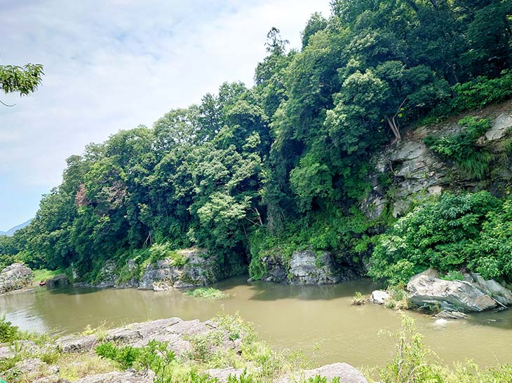 長瀞石畳。たまたま濁っていたが、青く綺麗な水の日はさらに見応えあり