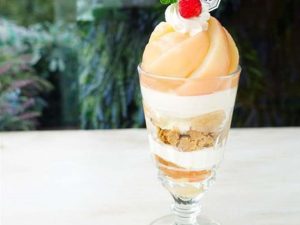 ヴァーベナと白桃の果汁たっぷりな「ピーチのヴァーベナパフェ」1780円（渋谷店）