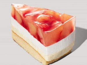 桃がごろごろと入った見た目もかわいい「ピーチ＆ミルクケーキ」580円