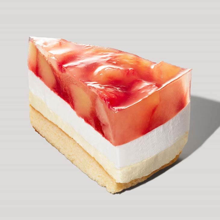 桃がごろごろと入った見た目もかわいい「ピーチ＆ミルクケーキ」580円