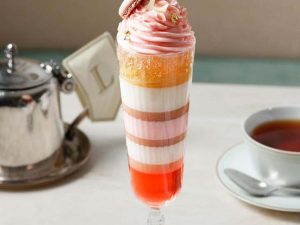 ジュレやクリームが美しい層を織りなす「パルフェ・白桃」2420円（ラデュレ 日比谷店）
