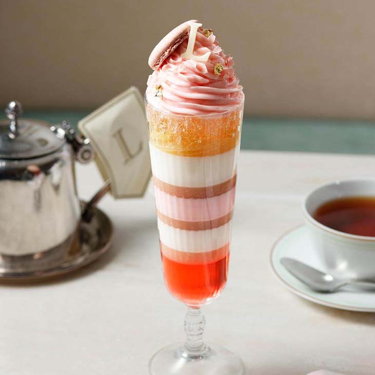 ジュレやクリームが美しい層を織りなす「パルフェ・白桃」2420円（ラデュレ 日比谷店）