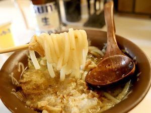 焼き肉に全く負けてないパンチのあるかすうどん [食楽web]