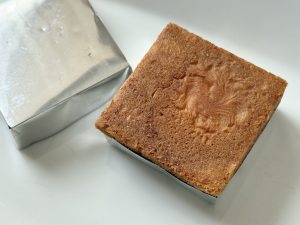 硬めのホイルに包まれ洋菓子のような見た目が特徴