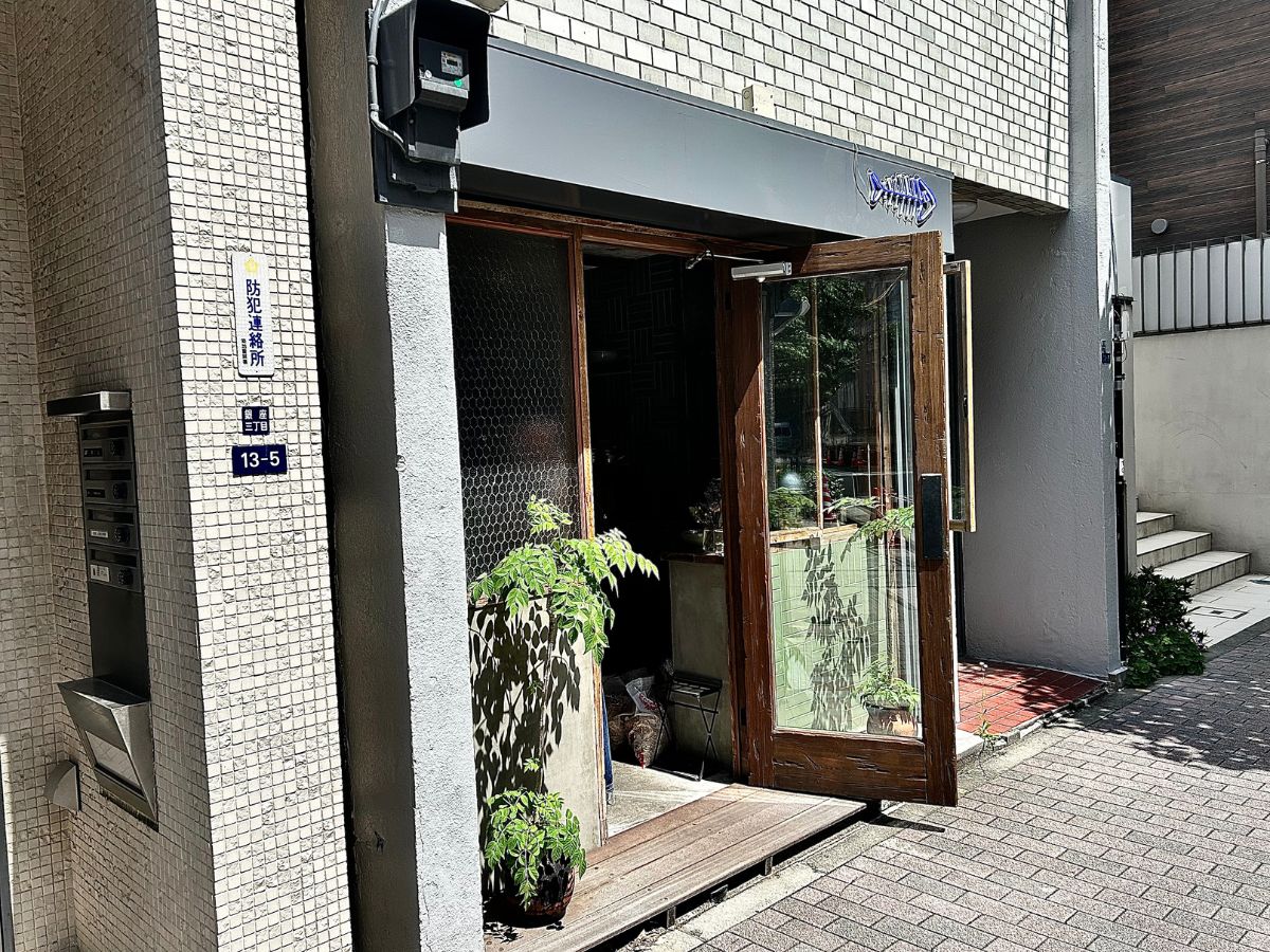 落ち着いた雰囲気で路地にひっそりと佇む『たらちゃん』