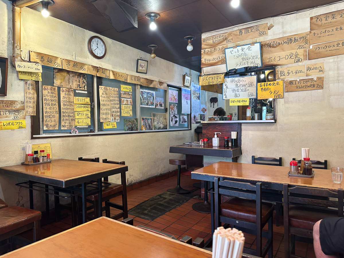 店内の壁中に貼られたメニューがどれも安い!