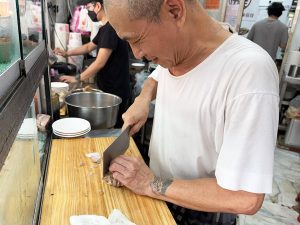 根っからの地元っ子の店主の阿宏さんの気さくな人柄も、お店に人が集まる理由の一つです