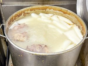 米台目はもちろん、他の料理にも流用されると思われるスープ