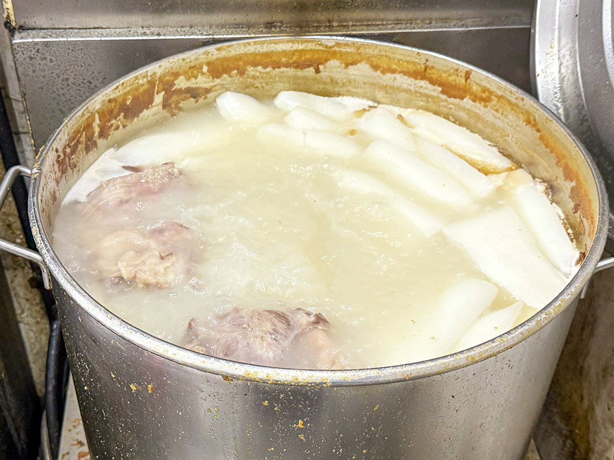 米台目はもちろん、他の料理にも流用されると思われるスープ
