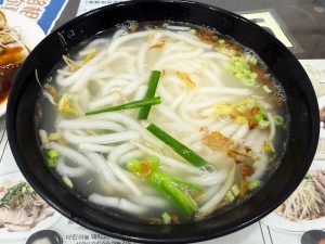 ついに来ました「手工米台目」（35元）。優しくコク深いスープに、弾力弱めの米台目が実によく合う