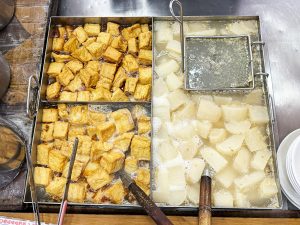 『伍條通手工米苔目』の店先には看板料理・米台目の他にも台湾の庶民メニューがズラリ