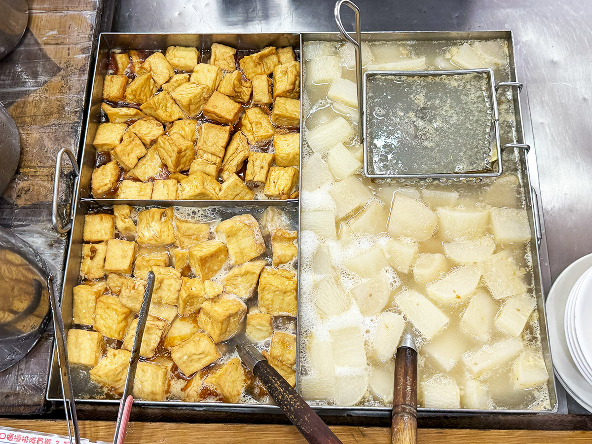 『伍條通手工米苔目』の店先には看板料理・米台目の他にも台湾の庶民メニューがズラリ