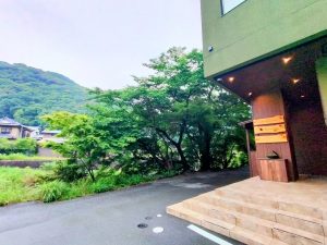 お店の目の前には猪野川と緑豊かな景色