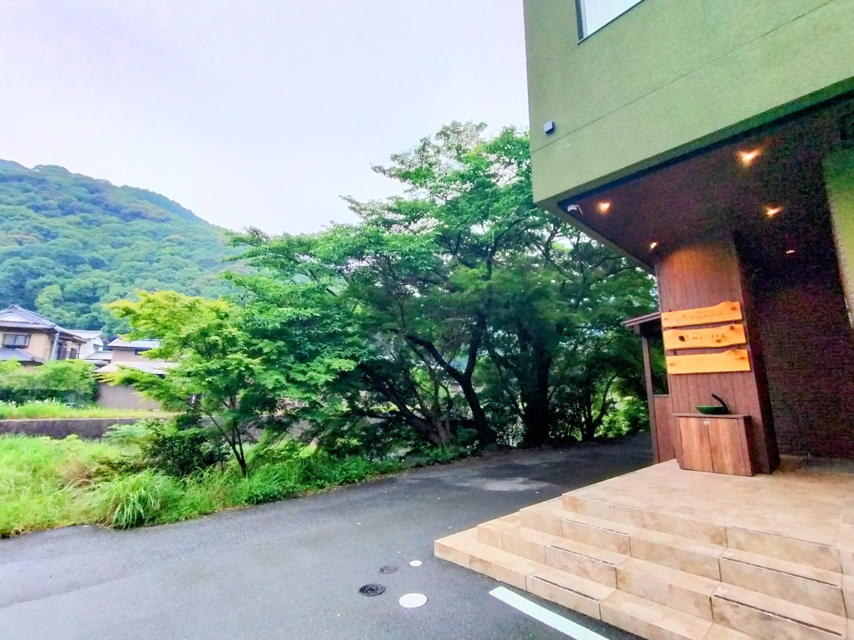 お店の目の前には猪野川と緑豊かな景色
