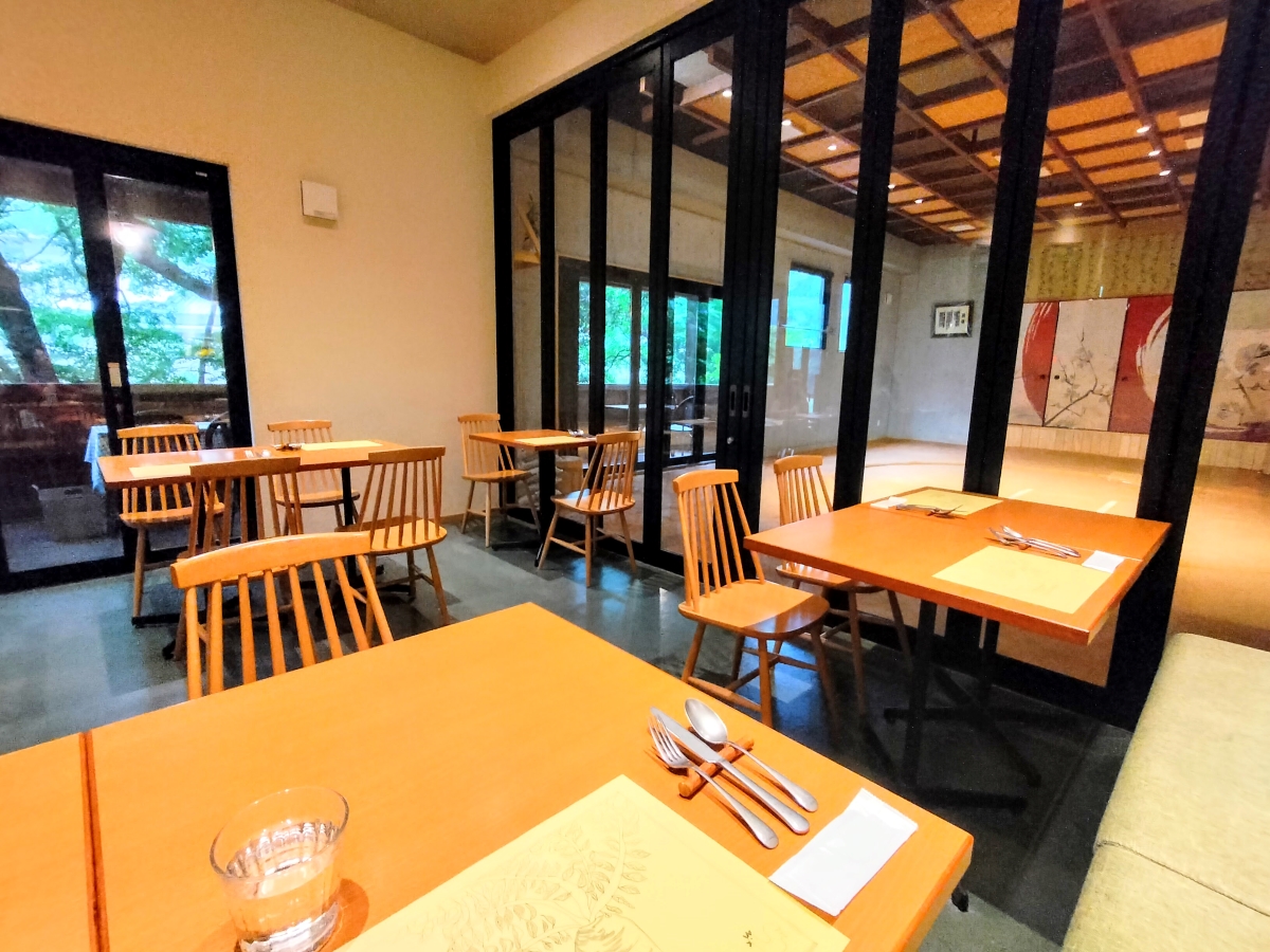 店内奥はガラス張りで相撲部屋が見える