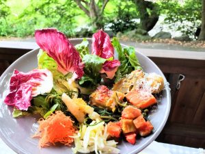 川のせせらぎをBGMに楽しめる「キッキリッキー朝食コース」2200円～
