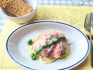 バスタはアスパラの風味が濃厚で、ロースハムのやさしい塩味がアクセントに