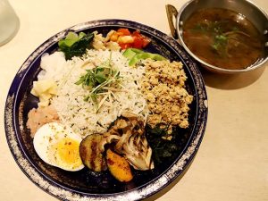「カレーリーフ香る魚介出汁カレー」1380円 + 特盛200円。ご飯の量は並盛（150g）、大盛（200g）、特盛（250g）から選べる