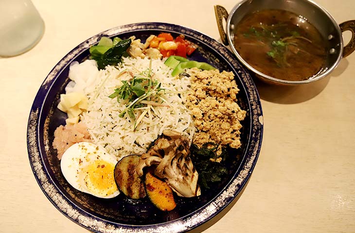 「カレーリーフ香る魚介出汁カレー」1380円 + 特盛200円。ご飯の量は並盛（150g）、大盛（200g）、特盛（250g）から選べる