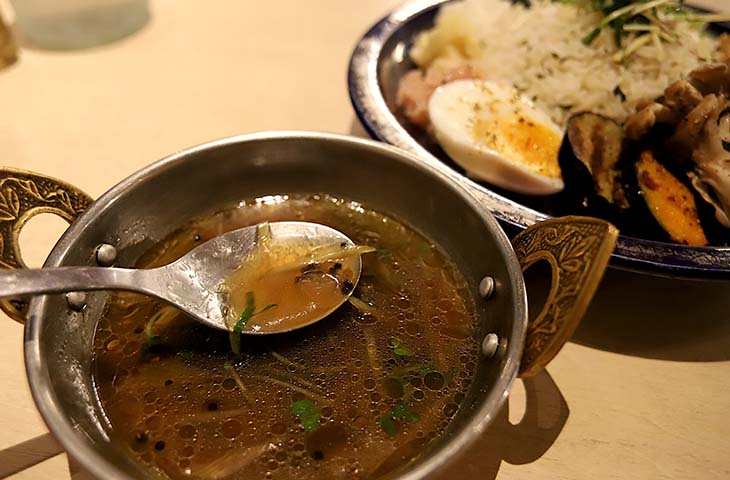 香りのほかにスパイスの食感も楽しいスープカレー