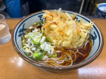 立ち蕎麦マニアが「東京のベスト1」と断言する名店。初台『加賀』の「かき揚げそば」がウマい理由