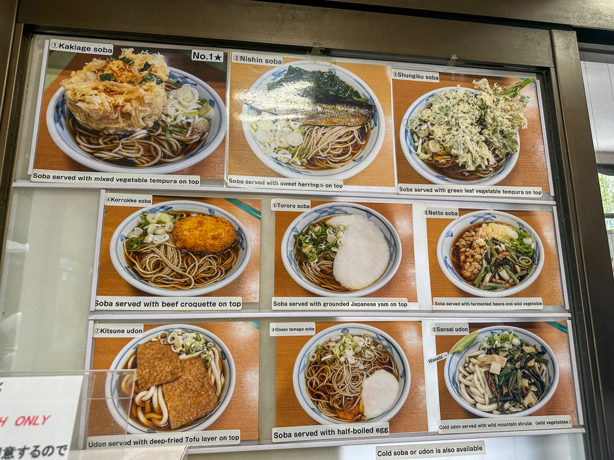 購入は券売機で。一番人気はかき揚げそばですが、春菊天そばも人気