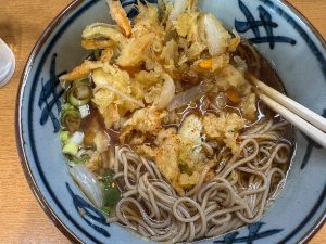 かき揚げがおつゆに使っても、まだまだカリッと感が残っている