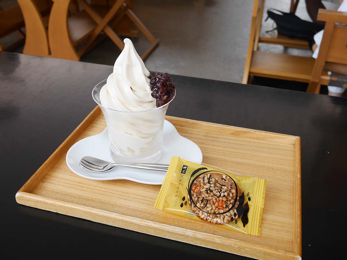 「塩昆布煮汁ソフトクリーム(五感「こぶしゃり」付)」500円