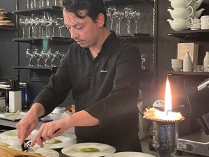 訪れた日は、シェフが来日し厨房に立ったスペシャルデー。同店では、料理が作り上げられる様子を臨場感たっぷりに見ることができます