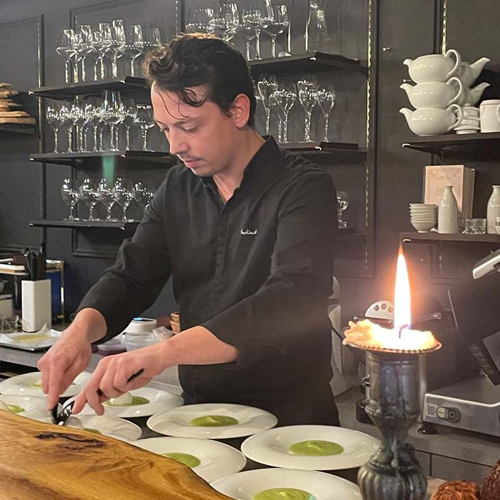 訪れた日は、シェフが来日し厨房に立ったスペシャルデー。同店では、料理が作り上げられる様子を臨場感たっぷりに見ることができます