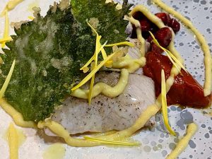魚料理「カンパチの炙りタタキとうもろこしのクリーム、赤ピーマンのソース、大場のフリット」 [食楽web]
