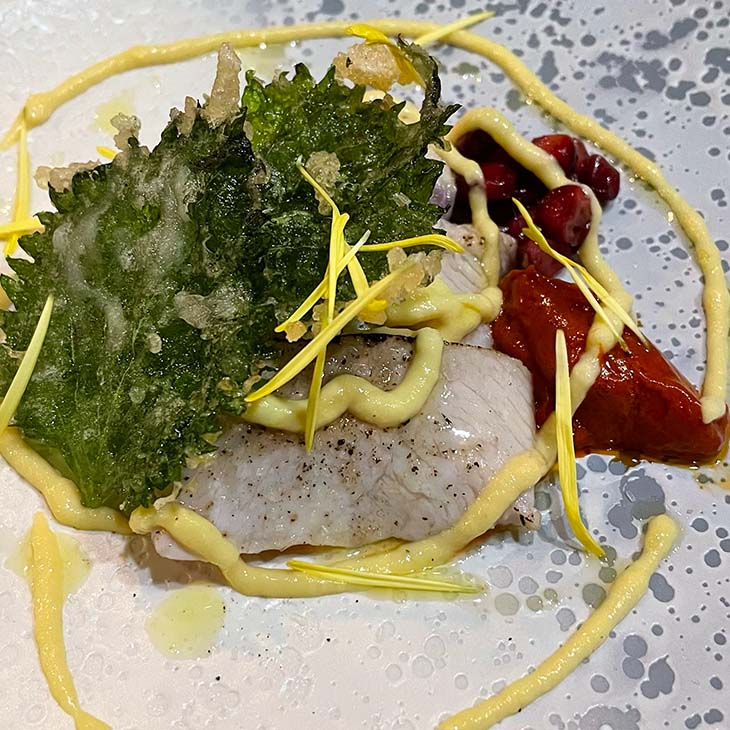 魚料理「カンパチの炙りタタキとうもろこしのクリーム、赤ピーマンのソース、大場のフリット」  [食楽web]