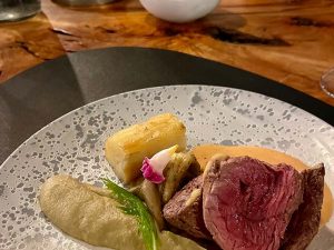 肉料理「牛フィレ肉のロースト、ソース・ショロン、じゃがいものミルフィーユとナスの二種のアレンジ」