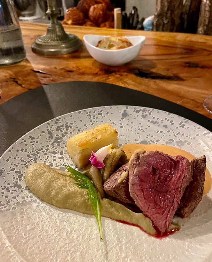 肉料理「牛フィレ肉のロースト、ソース・ショロン、じゃがいものミルフィーユとナスの二種のアレンジ」