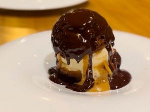 デザートは「プロフィットロール　バニラアイスとピーナッツプラリネ」