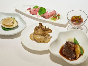 桒名はまぐりのフランス風茶わん蒸しや伊賀牛のビーフシチューのほか、紀伊長島産のカツオ、熊野地鶏、松坂牛など三重県産食材を使ったメニューが登場