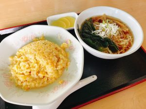 「玉子チャーハン（単品）」500円。ミニと言いつつ、ちっともミニサイズではないラーメンが付いてくる