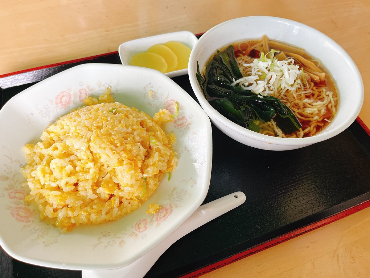 「玉子チャーハン(単品)」500円。ミニと言いつつ、ちっともミニサイズではないラーメンが付いてくる