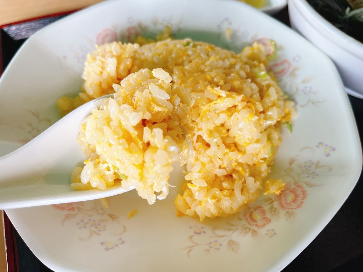 シンプルな玉子チャーハンが朝のおなかにちょうどいい。ラーメンとの相性は言わずもがな