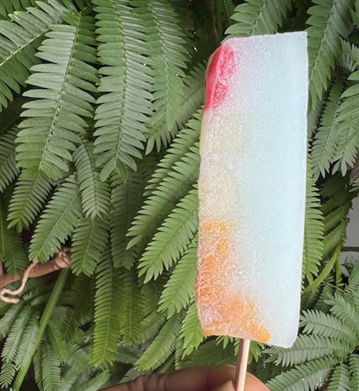 「湘南ブルー」。冷凍庫から出したてはパッキリと凍ってます!でも硬すぎないシャリっと食感