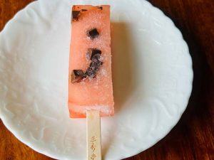 「スイカ」。スイカ果汁の入った葛に、種に見立てたチョコチップが良いアクセント