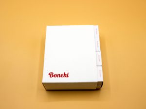 手土産用に2本・4本入りのギフトBOXも用意。引き出し式でお皿なしでOK。「open me」の表記にワクワクします