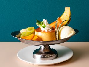 「夏の果実のプリンアラモード」1280円（イートインのみ）