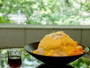 氷からエスプーマ、添えられた果肉までマンゴーをふんだんに使った贅沢な「バーテンダーが贈る贅沢なマンゴーのかき氷〜2種類のふわふわエスプーマとラム酒香るシロップ〜」