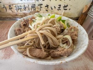 太めのお蕎麦が特徴