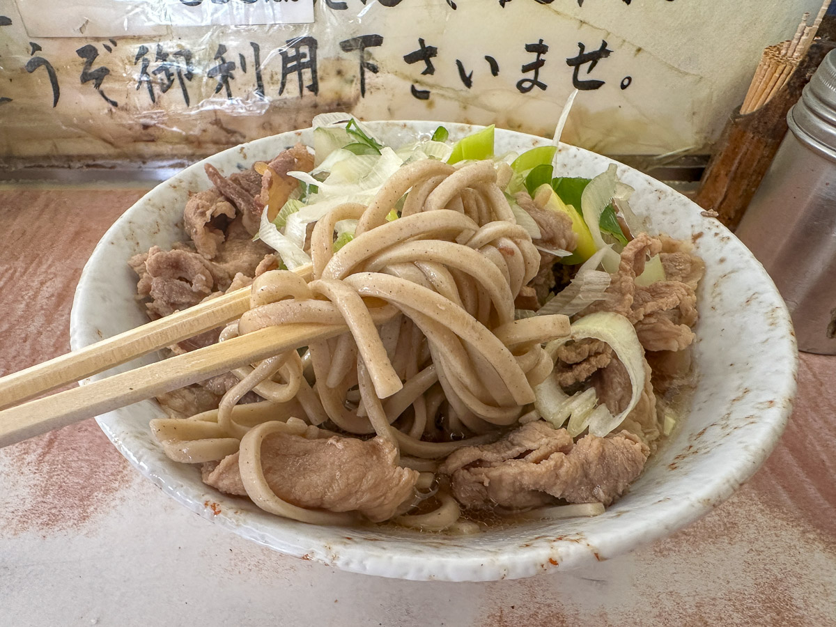太めのお蕎麦が特徴