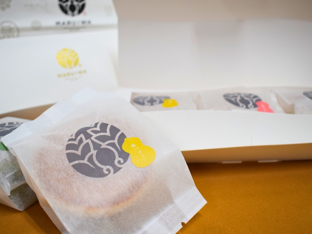 贈り物にもピッタリの上品な包装。オンラインショップでは「あんさんどら食べ比べ3個入り(1箱)」1,417円などが購入可能